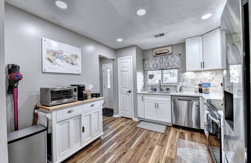 Alpharetta Haus | Porchlight Stay - Dine in downtown Alpharetta/shop at Avalon