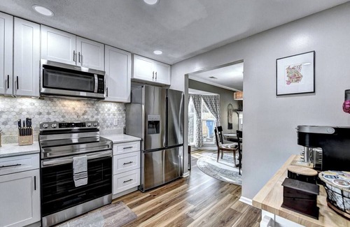 Alpharetta Haus | Porchlight Stay - Dine in downtown Alpharetta/shop at Avalon