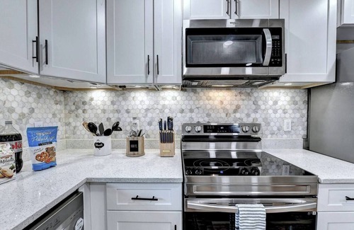 Alpharetta Haus | Porchlight Stay - Dine in downtown Alpharetta/shop at Avalon