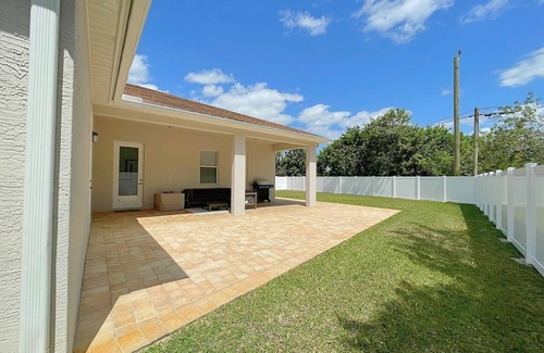 Port Saint Lucie Haus | Port St Lucie 5 bedroom 3 full bath home with huge fenced backyard!