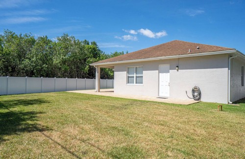 Port Saint Lucie Haus | Port St Lucie 5 bedroom 3 full bath home with huge fenced backyard!