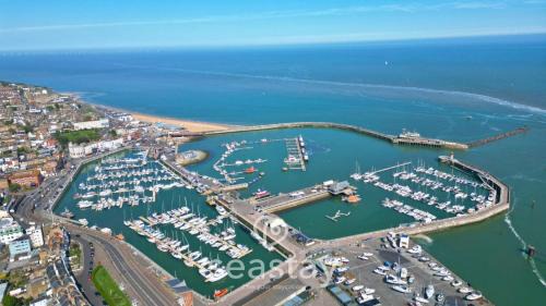 Ramsgate Haus | Port View Elegance & Splendour, Seaview & Parking