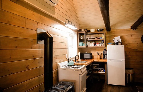 Portage Lake Kabine | Portage Lakeside Cabins, The Bear's Den