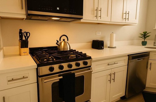 Chicago Wohnung | Portage Park 1BR Retreat