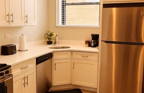 Chicago Wohnung | Portage Park 1BR Retreat