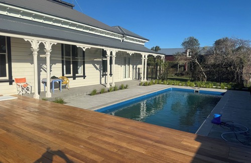 Martinborough Haus | Porters Vineyard . Great location on Kitchener Street, A short walk to town.