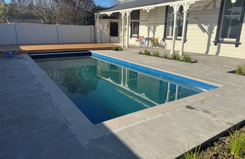 Martinborough Haus | Porters Vineyard . Great location on Kitchener Street, A short walk to town.