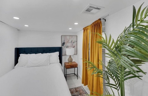 Vauxhall Haus | Posh Comfort Cottage