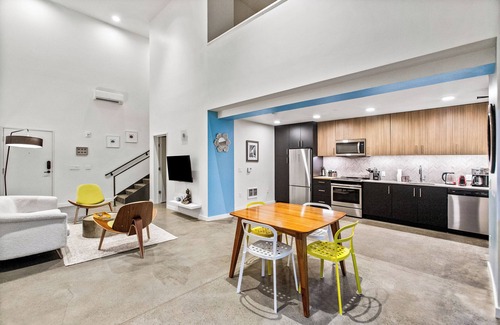 Downtown Wohnung | Posh Lofty Pad in Central Redmond