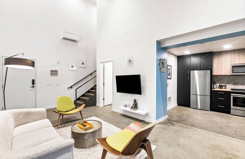 Downtown Wohnung | Posh Lofty Pad in Central Redmond