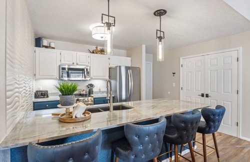 Village of Four Seasons Eigentumswohnung | Posh Penthouse-Top Floor, Waterfront, Pools, & Pickleball!