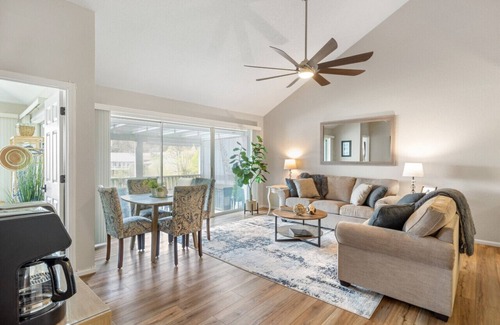 Village of Four Seasons Eigentumswohnung | Posh Penthouse-Top Floor, Waterfront, Pools, & Pickleball!