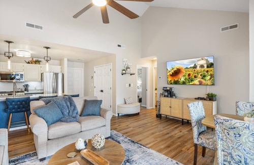 Village of Four Seasons Eigentumswohnung | Posh Penthouse-Top Floor, Waterfront, Pools, & Pickleball!