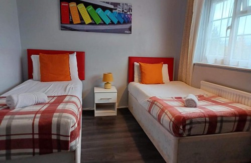 East Dunstable Haus | Poynters House - Huku Kwetu Luton & Dunstable - Spacious 2 Bedroom House-Private garden and parking