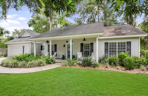 St. Simons Island Haus | Practically perfect!! Quiet mid-island beach retreat, centrally located to all!