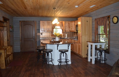 Eminence Kabine | Prairie Hollow Hideaway, gemütliches Blockhaus mit 3 Schlafzimmern, 1,6 km von Two Rivers entfernt