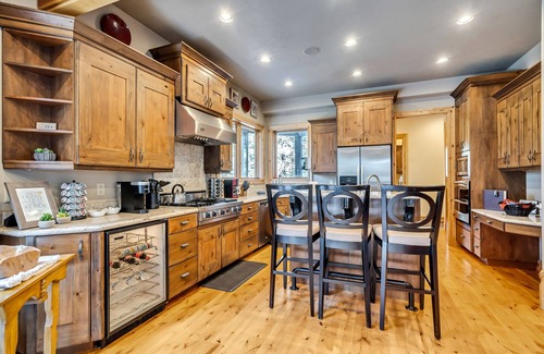 Summit Park Kabine | Premier Mountain Retreat / New Hot Tub + Climbing Wall / 6 BR 4 BA / Sleeps 18