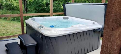 Equality Haus | Pretty Cabin with Hot-tub in Herod, Illinois