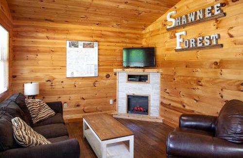 Equality Haus | Pretty Cabin with Hot-tub in Herod, Illinois