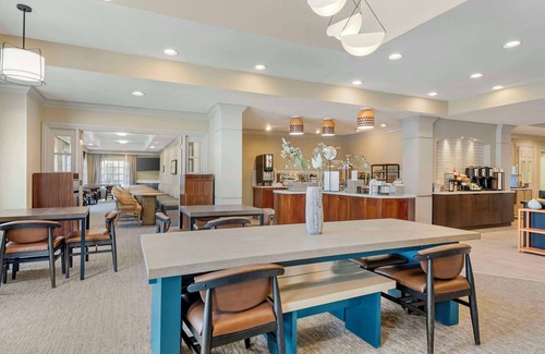 Herndon Wohnung | Prime Location! 2 Convenient Units, Kitchen, Onsite Parking, Free Breakfast