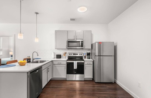 Hough Wohnung | Prime Location 2BR Apt Near Clinic & CWRU