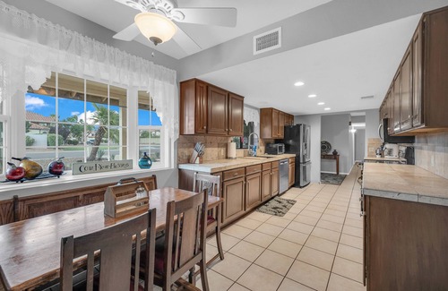 Paradise Valley Village Haus | Prime Location! 5000Sq'-Acre Pool/Game Room/Hot Tub/Putting Green/170+ 5★ratings