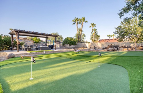 Paradise Valley Village Haus | Prime Location! 5000Sq'-Acre Pool/Game Room/Hot Tub/Putting Green/170+ 5★ratings
