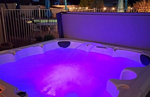 Paradise Valley Village Haus | Prime Location! 5000Sq'-Acre Pool/Game Room/Hot Tub/Putting Green/170+ 5★ratings