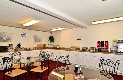 Ontario Hotel | Prime Location! Indoor Pool, Free Breakfast & Parking, Pets Allowed