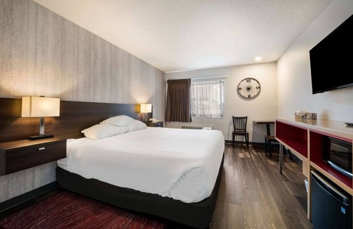 Ontario Hotel | Prime Location! Indoor Pool, Free Breakfast & Parking, Pets Allowed
