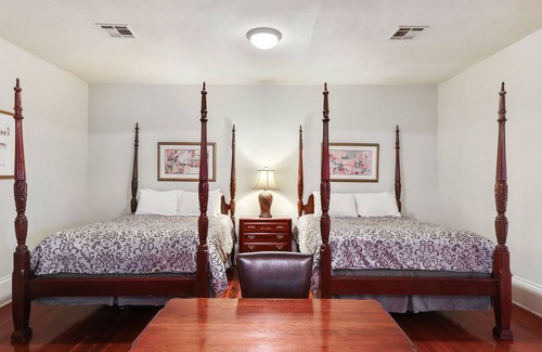 New Orleans Hotel | 21 Schlafplätze, DREI BLÖCKE BIS BOURBON STR. UND ALLE ATTRAKTIONEN DES FRANZÖSISCHEN QUARTALS.