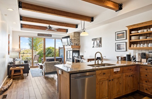 Kimball Junction Haus | Prime Park City Location, 10 min to Canyons Village, Full Kitchen, Private Hot Tub