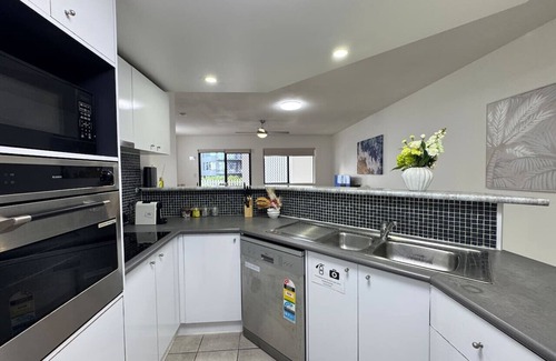 Toowong Wohnung | Prime Toowong 3BR Apt– Walk to Shops & Transport!