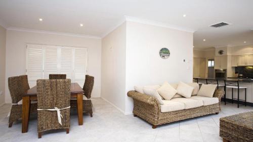 Terrigal Haus | Primrose Sands Accom Holidays