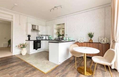 Blandford Saint Mary Haus | PRIMROSE - UNIQUE STAY | SLEEPS 2 | PETS ALLOWED | HOT TUB | BBQ | PATIO | WI-FI