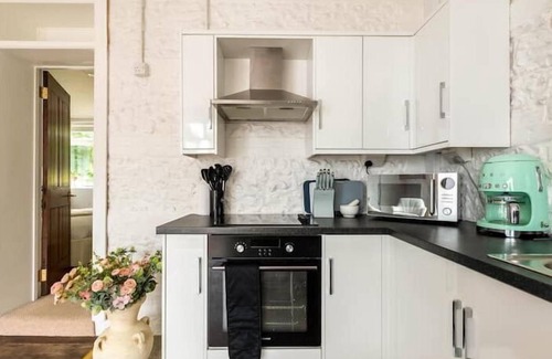 Blandford Saint Mary Haus | PRIMROSE - UNIQUE STAY | SLEEPS 2 | PETS ALLOWED | HOT TUB | BBQ | PATIO | WI-FI