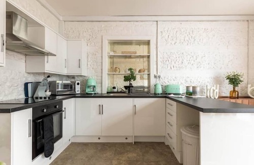 Blandford Saint Mary Haus | PRIMROSE - UNIQUE STAY | SLEEPS 2 | PETS ALLOWED | HOT TUB | BBQ | PATIO | WI-FI