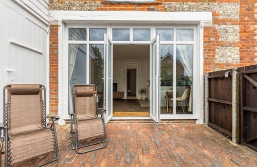 Blandford Saint Mary Haus | PRIMROSE - UNIQUE STAY | SLEEPS 2 | PETS ALLOWED | HOT TUB | BBQ | PATIO | WI-FI