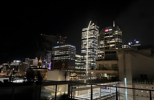 Auckland Central Business District Wohnung | Prince Wharf: Harbour & Skytower View Suite with Balcony