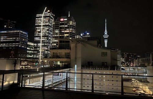 Auckland Central Business District Wohnung | Prince Wharf: Harbour & Skytower View Suite with Balcony