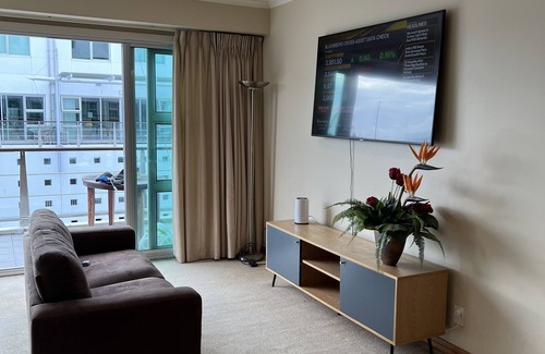 Auckland Central Business District Wohnung | Prince Wharf: Harbour & Skytower View Suite with Balcony