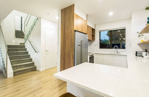 Sandringham Haus | Pristine Modern Central Home | Netflix & Heatpump