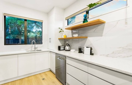 Sandringham Haus | Pristine Modern Central Home | Netflix & Heatpump