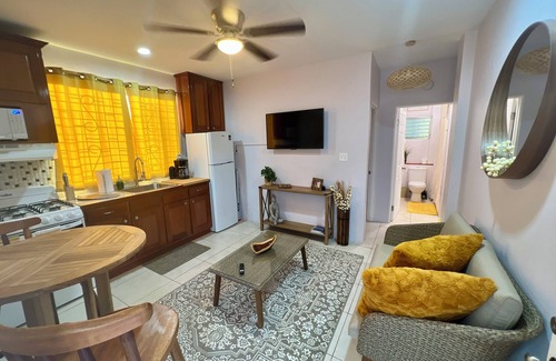 Belize City Haus | Pristine 1 Bedroom1 Bathroom Bungalow in Belize City