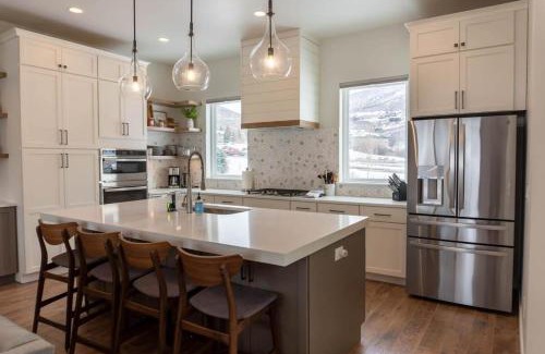 Deer Mountain Haus | Pristine 3BR with Hot Tub 15min to Park City