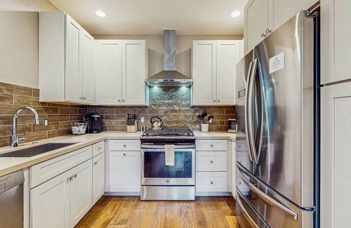 Truckee Wohnung | Pristine home with lovely interior, private deck, fast WiFi - great location