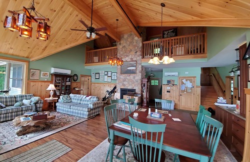 Dedham Hütte | Pristine Lakefront Cottage in Maine 30 miles from Acadia National Park.