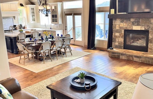 Coeur d'Alene Haus | Pristine waterfront estate on Lake Coeur d'Alene