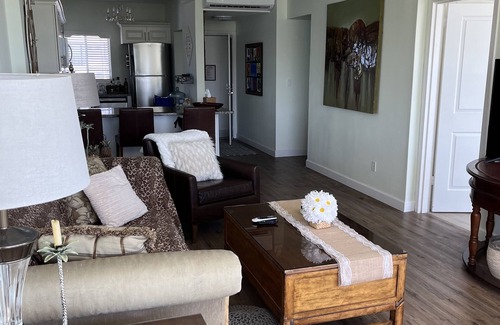 Discovery Bay Eigentumswohnung | Pristine white sand beachfront condo in Freeport, Grand Bahama. New Owners.