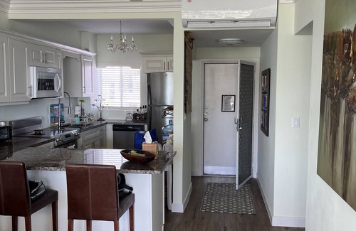 Discovery Bay Eigentumswohnung | Pristine white sand beachfront condo in Freeport, Grand Bahama. New Owners.